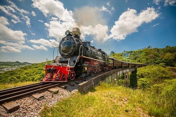 Trenzinho solta fumaça de verdade locomotiva vagões trilhos e estação