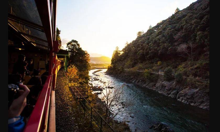 Conheça o Kyoto Sagano Scenic Railway
